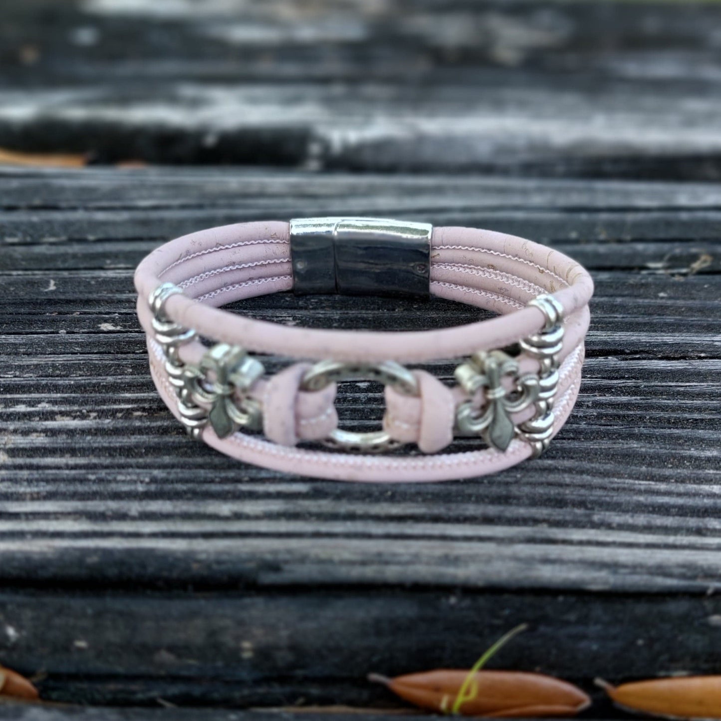wine cork jewelry | bracelet | powder pink | Fleur-de-lis| detail | leatherncharm